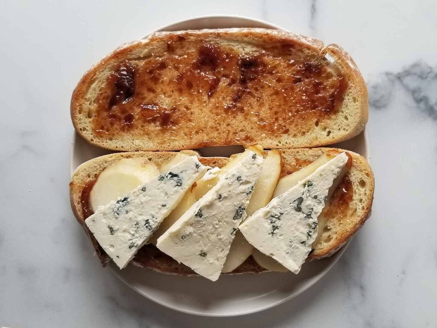 Bread prepared with fig jam, pears, and gorgonzola.