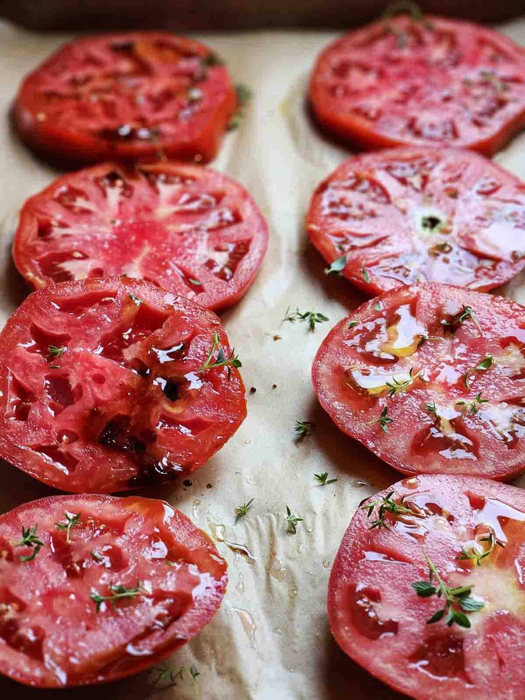 Cut tomato slices on a roasting pan.