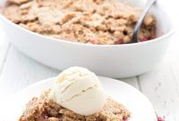 Keto Rhubarb Crumble