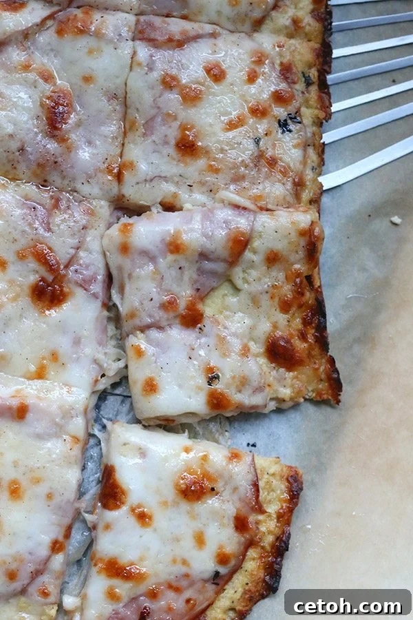 Croque Cauliflower 4 Sağlıklı bir Croque Monsieur mu? Düşük karbonhidratlı karnabahar kabuğu ile bu ünlü sandviç lezzetli bir jambonlu ve peynirli pizzaya dönüşüyor.
